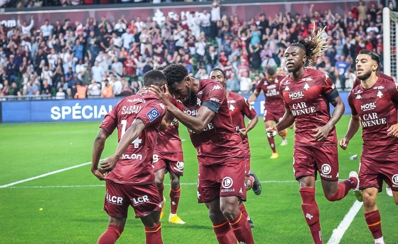 Illustration : "FC Metz – SC Bastia : Une performance héroïque pour une soirée historique !"