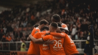 Illustration : "FC Lorient : Un Merlu récolte les éloges après la victoire contre Rennes !"