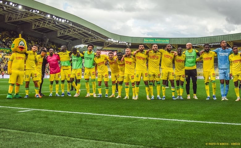 Illustration : "FC Nantes : Un changement tactique scellant le départ d’un Canari ?"