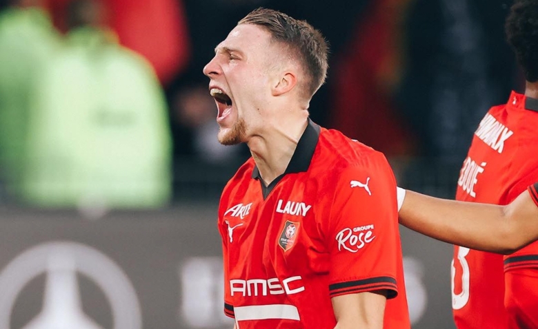 Illustration : "Mercato Rennes : Le club encouragé à bloquer un transfert majeur de l’hiver !"