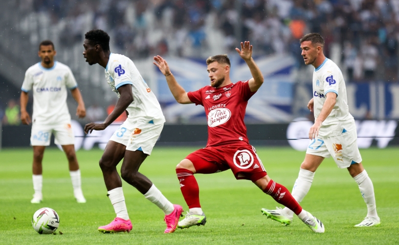 Illustration : "Stade brestois : Une équipe confiante avant le match contre l'OM"