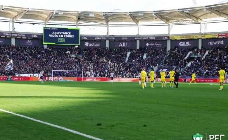 Illustration : "Arbitrage : Des révélations choc secouent la Ligue 1 après les polémiques du week-end dernier "