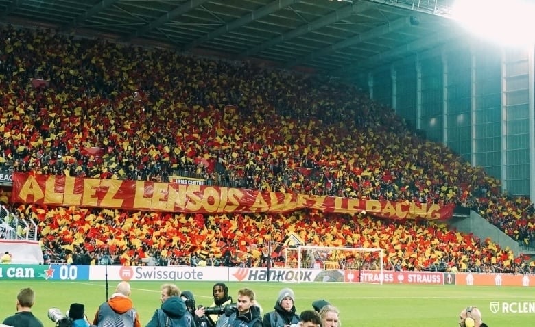 Illustration : "RC Lens : Une mésaventure crée la colère des supporters avant Fribourg"