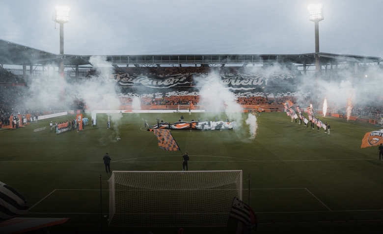 Illustration : " Mercato Lorient : un joueur brillant en Ligue 2 dans les petits papiers des Merlus !"