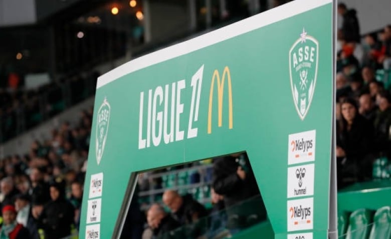 Illustration : "Mercato ASSE : Une lutte engagée pour une signature offensive !"