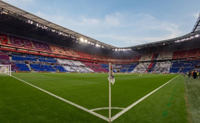 Illustration : "OL : Pourquoi la pelouse du Groupama Stadium a-t-elle une nouvelle fois été remplacée ?"