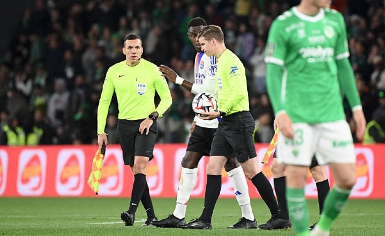 Illustration : "ASSE - OL : Un grand mouvement orchestré par le syndicat des arbitres après le jet de projectile"