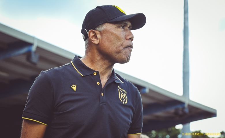 Illustration : "FC Nantes : Un paradoxe flatteur pour Kombouaré malgré les rumeurs de départ"