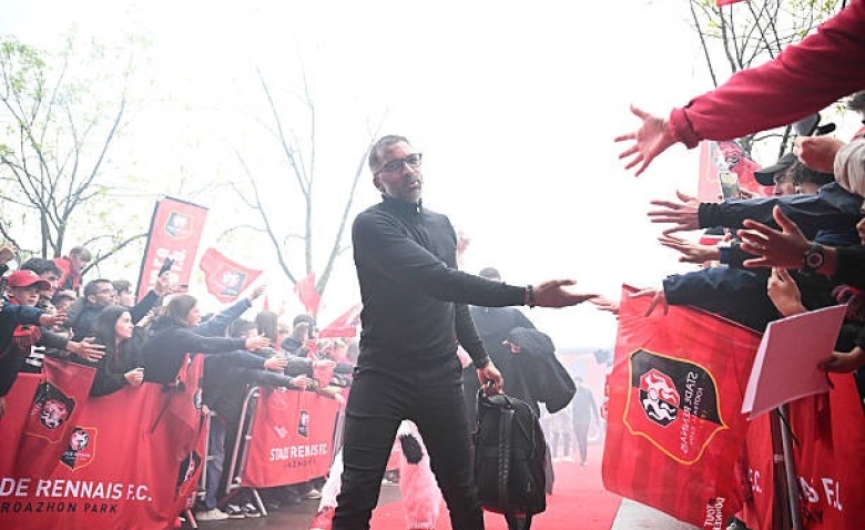 Illustration : "Stade Rennais : Vers un départ express pour Beye malgré le maintien en L1 ?"