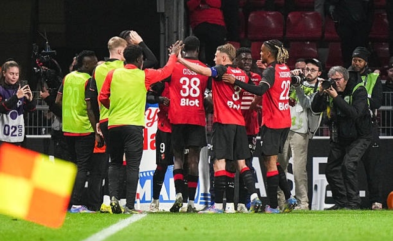 Illustration : "Mercato Rennes : Le départ d'un cadre suivi de nouvelles tensions entre supporters et dirigeants ?"