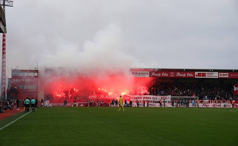 Illustration : "Stade Brestois : Une grande déception pour les supporters malgré la victoire contre Lille"