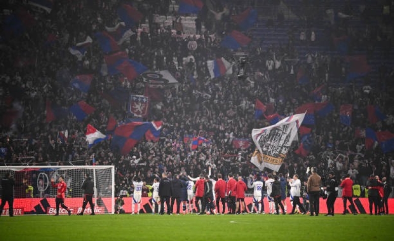 Illustration : "OL : Une grande annonce de Textor vient soulager les supporters pour l'avenir !"