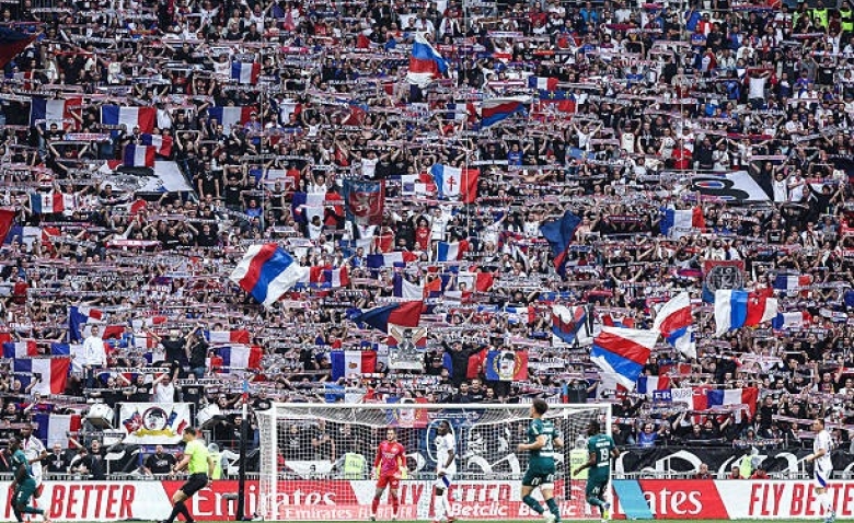 Illustration : "Mercato OL : Un départ officialisé suscite une vive émotion chez les supporters !"