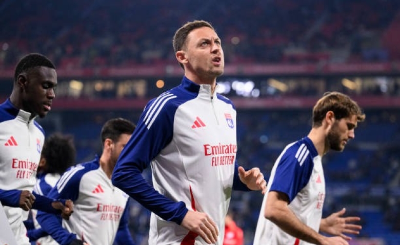 Illustration : "Mercato OL : Une pluie de départs et une équipe new-look annoncées pour la rentrée 2025 !"