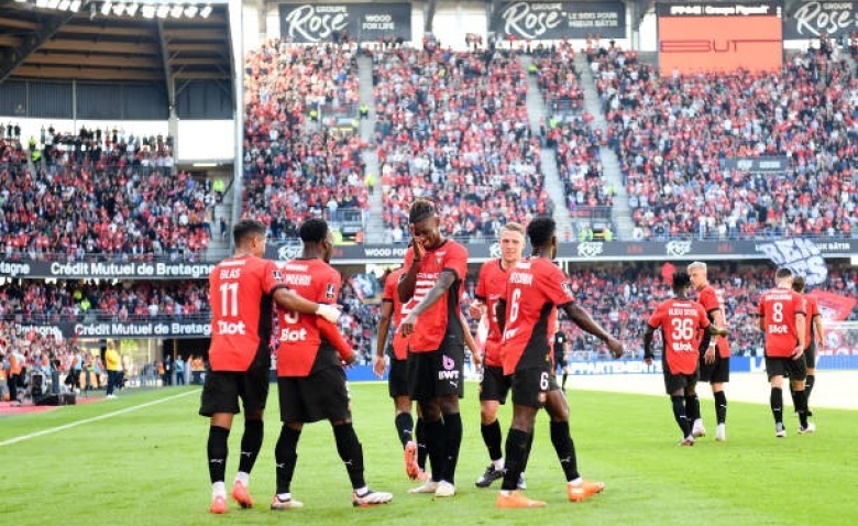 Illustration : "Mercato Rennes : Un contrat XXL proposé à un cadre à l'origine d'une nouvelle incompréhension chez les supporters ?"