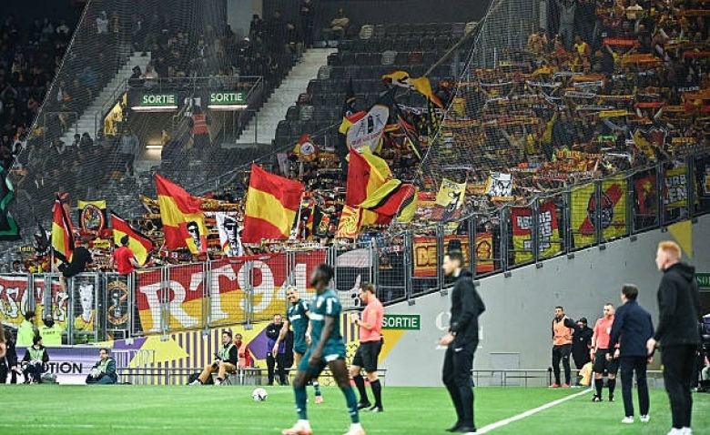 Illustration : "Mercato Lens : Un nom dévoilé pour succéder à Still ne fait pas l'unanimité auprès des supporters"