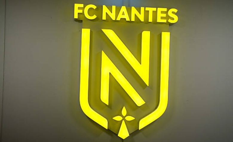 Illustration : "Mercato Nantes : Une cible évoquée pour succéder à Kombouaré divise déjà l'opinion !"