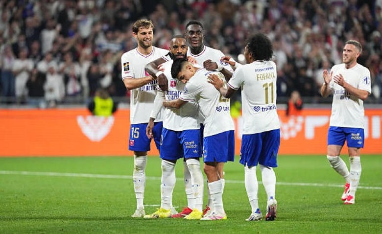 Illustration : "Mercato OL : Nouveau rebondissement insolite pour l'avenir d'une pépite lyonnaise !"