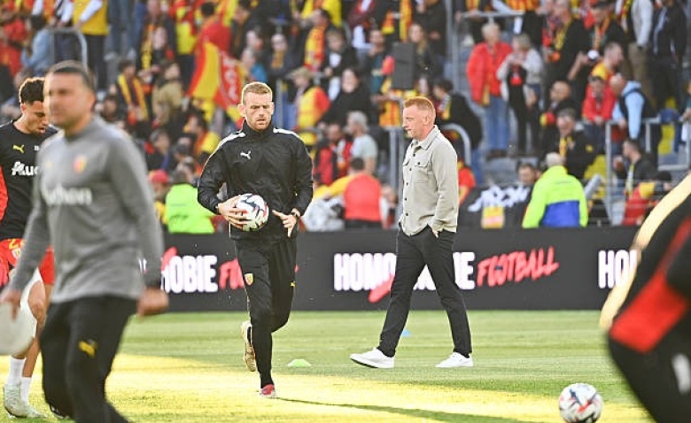 Illustration : "Mercato Lens : Une cible alléchante confirmée pour succéder à Will Still !"