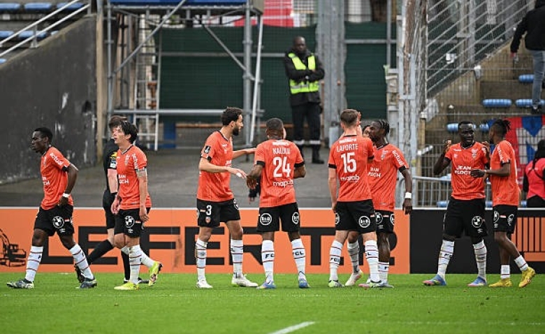 Illustration : "Mercato Lorient : Une première signature onéreuse se profile pour le retour dans l'élite !"