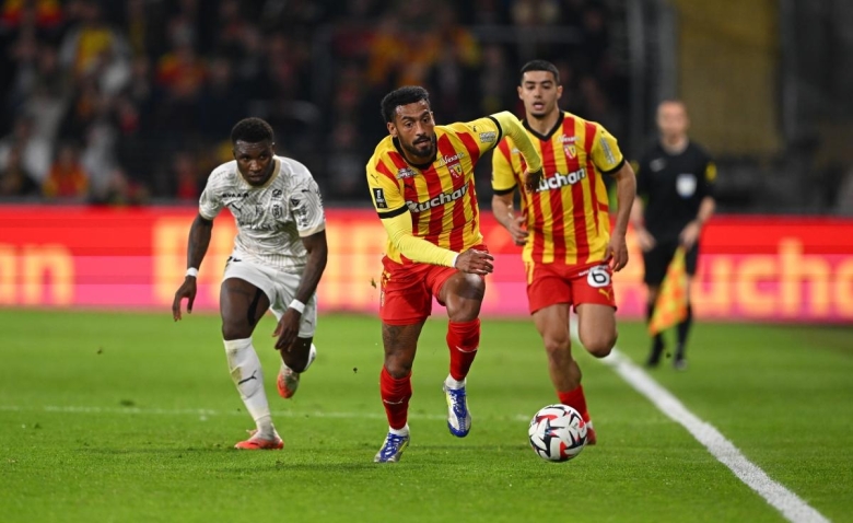 Illustration : "Mercato RC Lens : Un ancien coach tente de doubler le club pour un jeune talent"