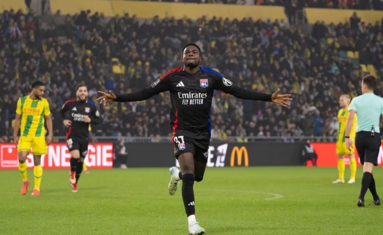 Illustration : "Mercato OL : un jeune espoir défensif suscite l’intérêt de plusieurs clubs croates"