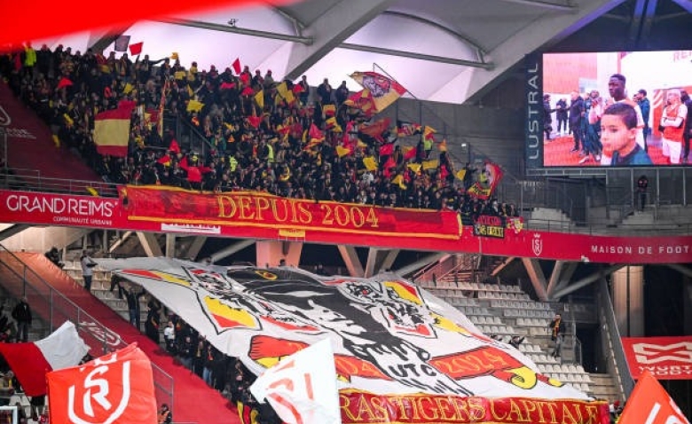 Illustration : "RC Lens : Une mauvaise nouvelle suscite l'inquiétude des supporters pour l'avenir des Sang et Or"