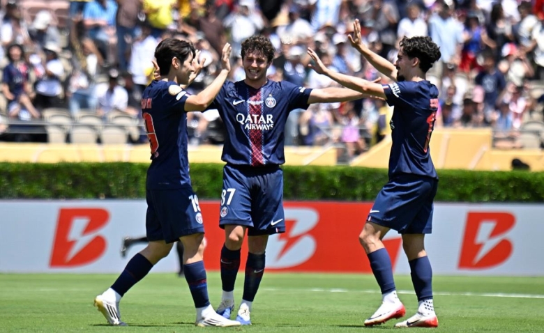 Illustration : "Mercato PSG : Un joyau offensif balaye d'un revers de la main les rumeurs de départ !"