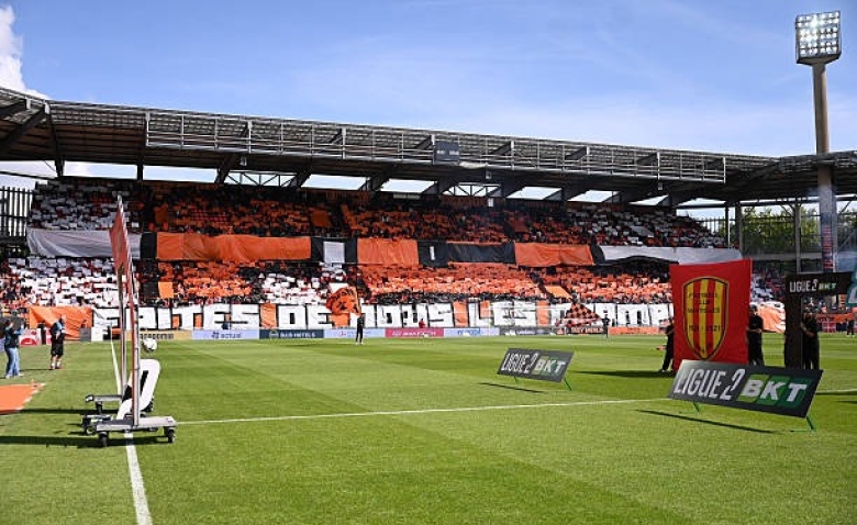 Illustration : "Mercato Lorient : Les Merlus doublent un club français emblématique pour la signature d'un avant-centre !"