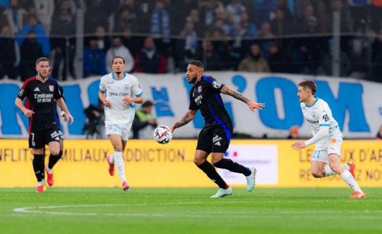 Illustration : "Mercato OL : Un clash annoncé entre un jeune talent et la direction"