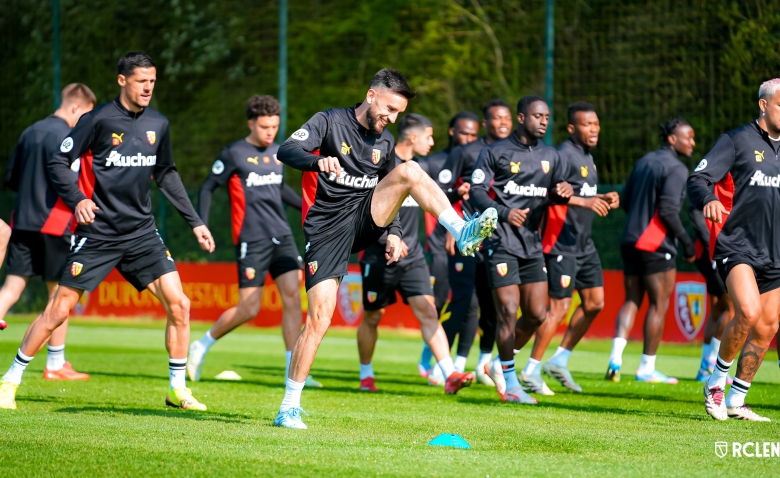 Illustration : "Mercato RC Lens : Un pari risqué au poste de gardien relance le débat"