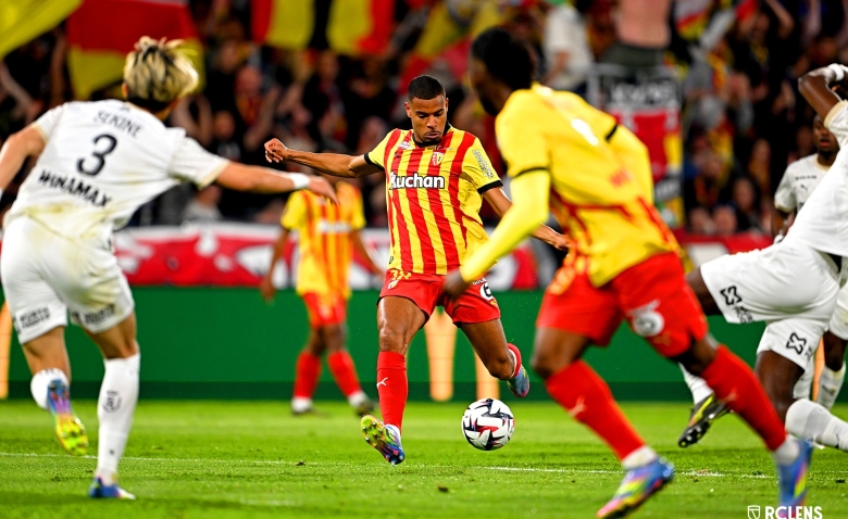 Illustration : "Mercato Nice : Un prêt surprise de City qui relance l’arrière-garde"