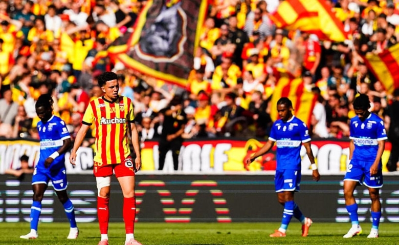 Illustration : "Mercato RC Lens : Un jeune pilier prolongé malgré une offre de Ligue 2"