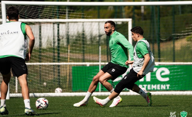 Illustration : "Mercato ASSE : Un défenseur en fin de cycle capte l’attention à l’étranger"