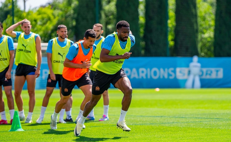 Illustration : "Mercato OM : Une réponse claire pour un défenseur ciblé"