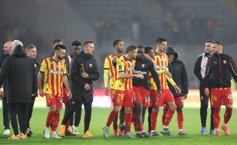 Illustration : "Mercato Lens : Coup de théâtre sur un transfert presque acté de l'été !"