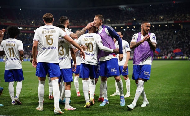 Illustration : "Mercato OL : Un emblématique lyonnais reçoit une proposition complètement folle venue de l'étranger !"