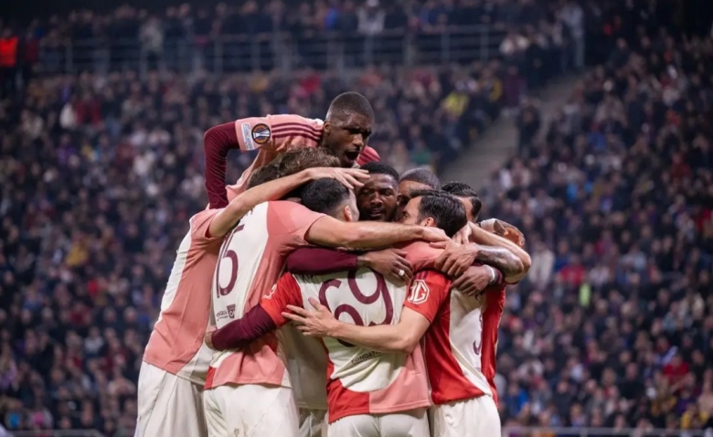 Illustration : "Mercato OL : Deux offres inattendues pour un titulaire lyonnais"