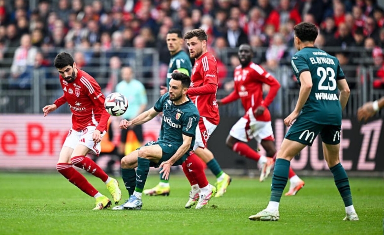 Illustration : "Mercato RC Lens : Lens relance une piste défensive en MLS"