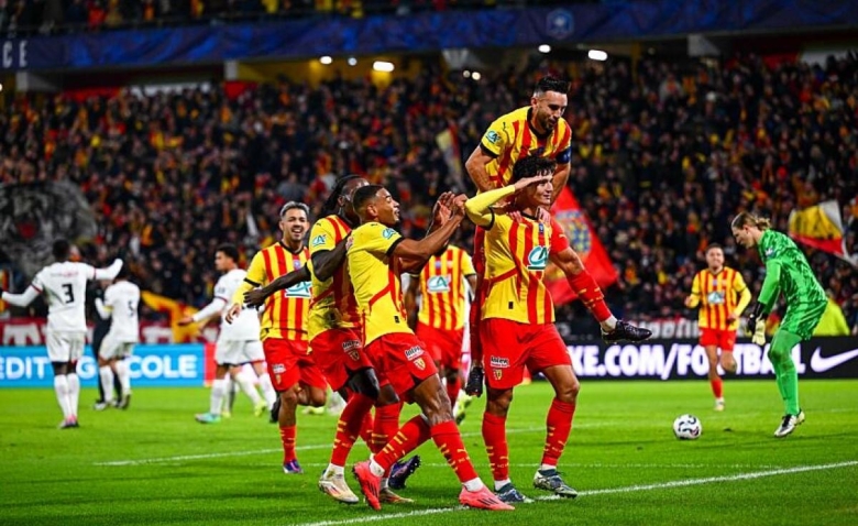 Illustration : "Mercato RC Lens : Une piste au poste de gardien s'envole vers une autre destination "