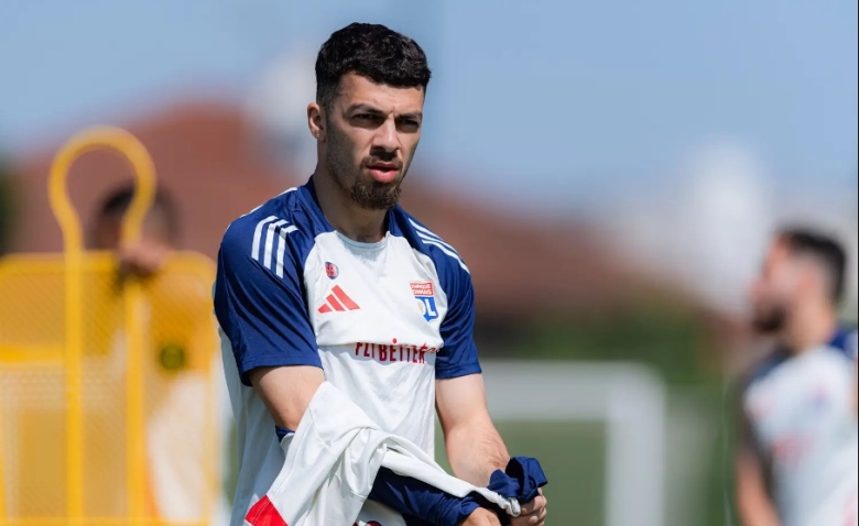 Illustration : "Mercato OL : Un ailier fait barrage à son transfert "