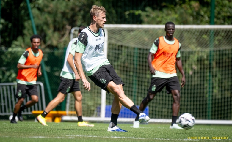 Illustration : "Mercato Nantes : Une ancienne gloire des Canaris se lance dans un défi surprenant en N2 !v"