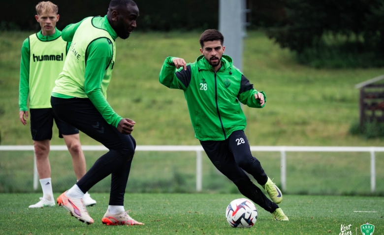 Illustration : "Mercato ASSE : Un ex-Vert relance complètement sa carrière en Espagne !"