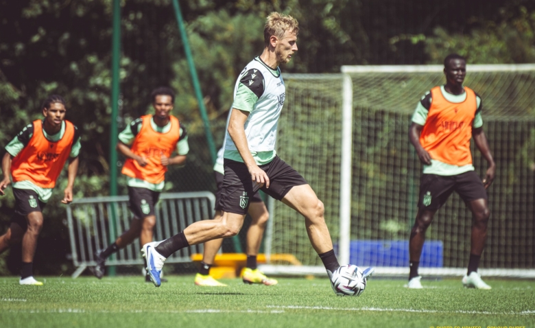 Illustration : "Mercato Nantes : Un nouveau génie du ballon rond débarque officiellement à la Jonelière !"