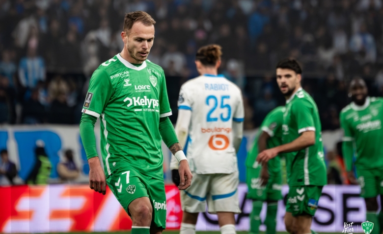 Illustration : "Mercato ASSE : Un joueur offensif très courtisé, les Verts résistent"