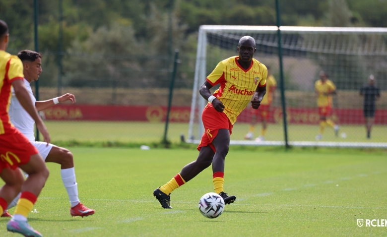 Illustration : "Mercato RC Lens : Un joueur réclame sa libération pour signer chez les Sang et Or"