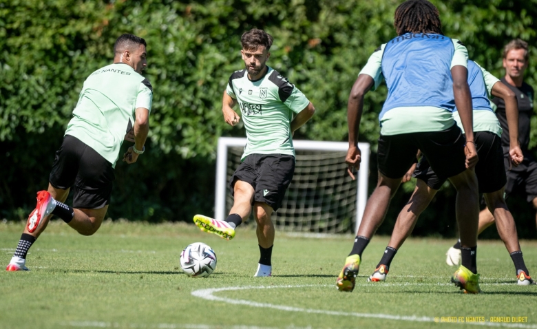 Illustration : "Mercato FC Nantes : Prêt validé, un joueur clé reste dans l’effectif"