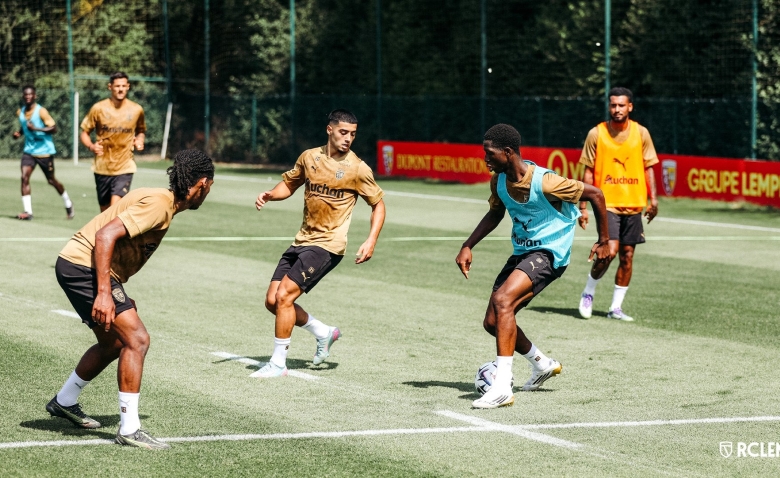 Illustration : "Mercato Lens : Une signature longuement espérée relancée à la surprise générale ?"