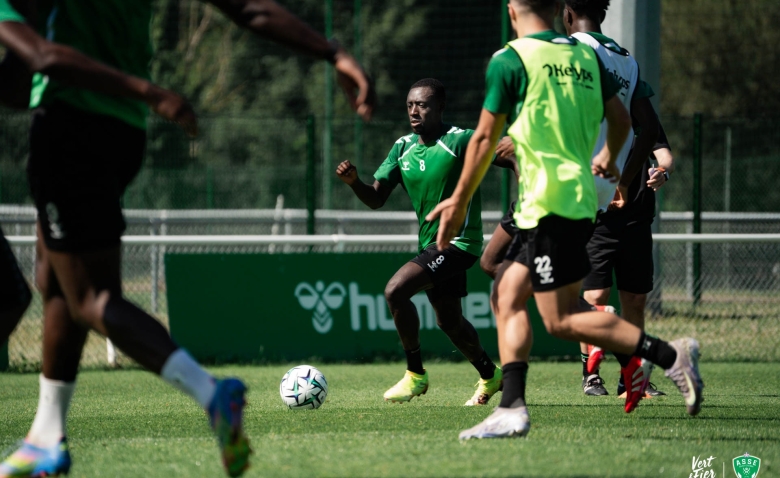 Illustration : "Mercato ASSE : Un retour soudain dans le Forez pour un attaquant vedette des Verts ?"