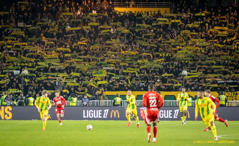 Illustration : "Mercato Nantes : Un ex-Canari mis sur la touche sort du silence sur son avenir !"